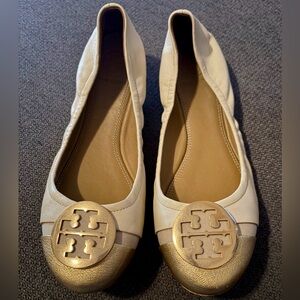 Tory Burch Women's Flats in Cream and Gold